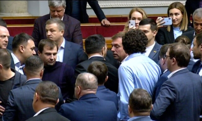 "Право належить виборцям": українцям мають намір дати можливість забирати мандати у депутатів