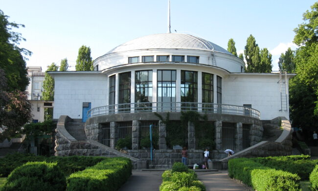 Киевские коммунальщики осквернили ботсад Фомина: кадры последствий реставрации