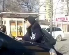 Школьник прославился после мести автохаму в Одессе, видео: "Куда едешь"