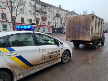 Вантажівка збила жінку в Кривому Розі, фото: «переходила на зелене світло»