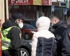 карантин, локдаун, українці в масках, пенсіонер, проїзд у транспорті, поліція
