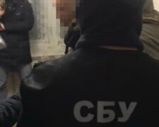 Киевский налоговик "сливал" боевикам "ДНР" секретные данные, видео: "в ходе обысков нашли..."