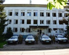«Бездомным» полицейским в Марьинке подарили автомобили (фото)