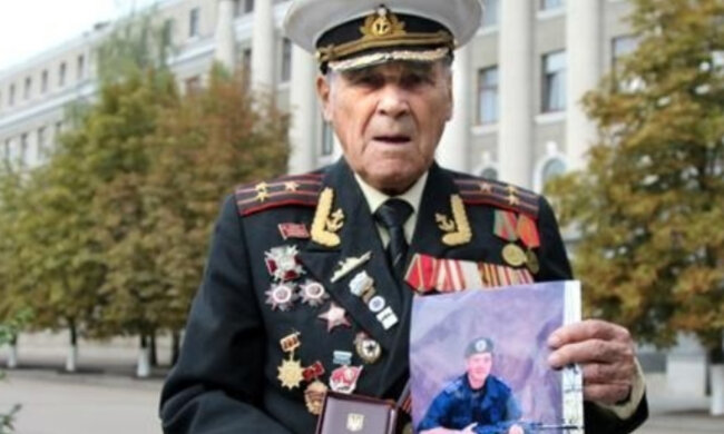 "Путин, что ж ты делаешь?": 102-летний ветеран не смог сдержать слез на прощании с внуком