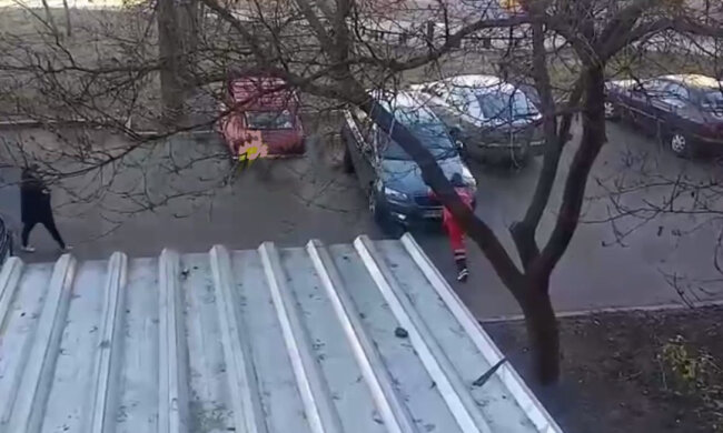 В Харькове авто перегородило путь скорой на срочный выезд: медик не растерялся, видео