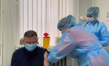В Одессе сообщили, в каком состоянии медики после введения антикоронавирусной прививки: " имели противопоказания"