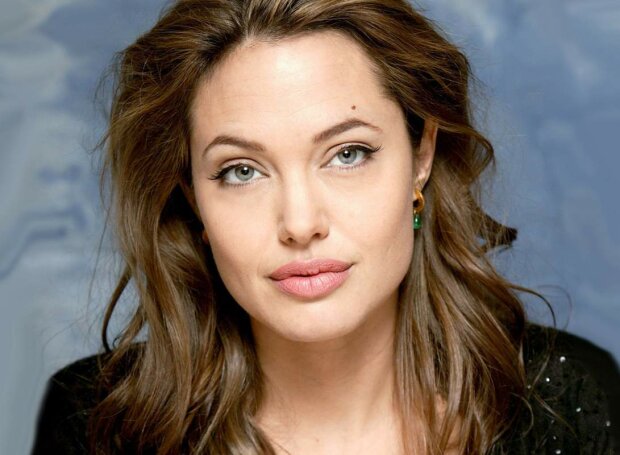 Анджелина Джоли В Красном Лифчике – Лазурный Берег (2020)