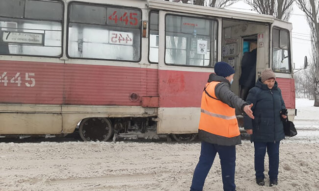 НП з трамваєм у Кривому Розі мало не призвело до трагедії: у жінки-водія трапилася істерика