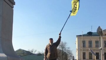 Пенсіонер з прапором України в центрі Харкова довів українців до сліз, відео: "шкода стареньких"