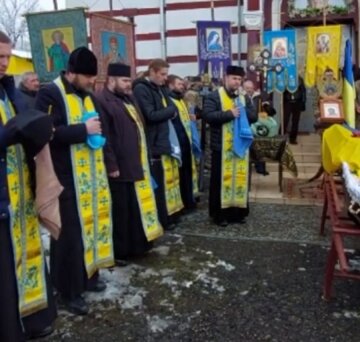 Прощалися під дверима: священик УПЦ МП не дозволив відспівати Героя у храмі