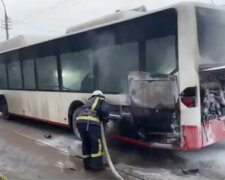 В Каменском на ходу загорелся автобус: в салоне были пассажиры, фото  с места