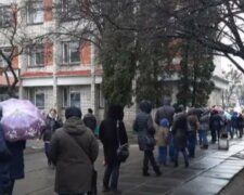 "Грошей немає, щоб платний зробити": українці пішли на штурм поліклінік за безкоштовними тестами, кадри