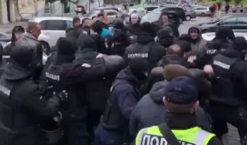 В Киеве начались столкновения между протестующими и полицией, видео с места: "Что вы делаете?!"