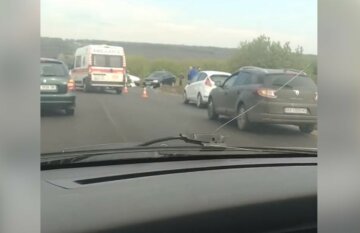 Авария на окружной в Харькове парализовала движение, фото: "авто вылетело за..."