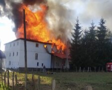 Огонь охватил монастырь УПЦ МП: кадры с места происшествия