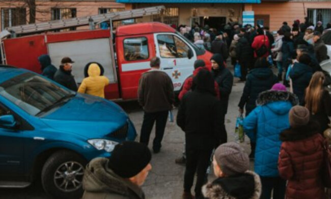 НП в лікарні Дніпра, сотні людей залишають будівлю під виття сирен: деталі подій
