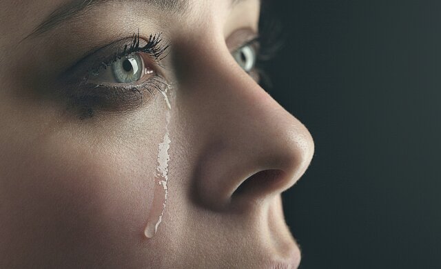 девушка плачет
