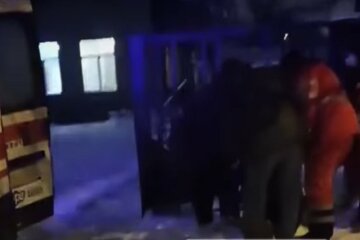 В Харькове мужчина "отключился" посреди улицы в мороз, видео: слетелись медики