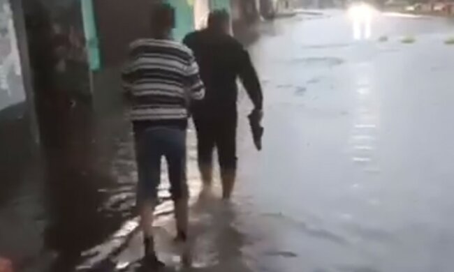 На Київ обрушився потоп, відео стихії: "підтоплені будинки, забиті ливневки"