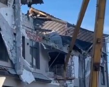 "Усе відбудуємо потім": глава родини-співвласника зруйнованого готелю в Херсоні пишається влучністю бійців ЗСУ
