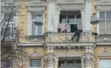 Пенсионер восхитил бесстрашным поступком в центре Одессы, видео: "рисковал жизнью ради кота"