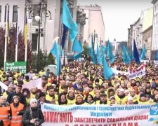 Под окнами Зеленского требуют отставки главы «Укрзализныци» Кравцова: кадры бунта