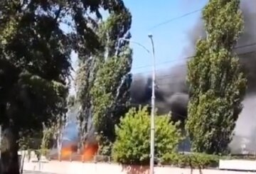 Терміново перекривають рух під аеропортом у Києві, все у вогні та диму: "Можуть вибухнути....", перші кадри