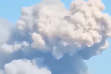 Столб огня и дыма: в глубоком тылу оккупантов полыхает склад боеприпасов, первые кадры