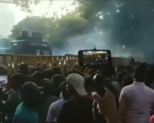 Звонок путину не помог: протестующие взяли штурмом резиденцию президента на Шри-Ланке, кадры бунта