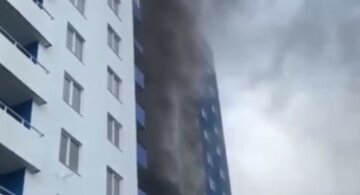 В Харькове полыхает новостройка, из окон валит черный дым: первые подробности и кадры с места