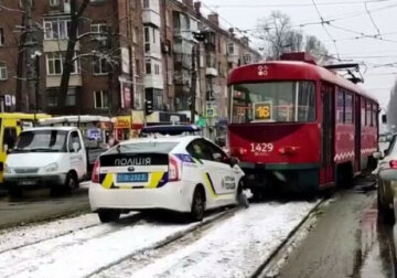 У Дніпрі поліцейські протаранили трамвай: відео з місця