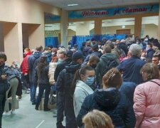 Свавілля у виборчкомі Харкова: людей зібралася величезна кількість, фото