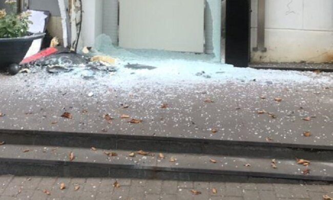 Тролейбус розвалився в Дніпрі, колесо влетіло в магазин: кадри НП