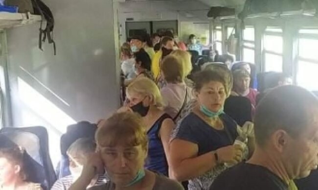 Людям довелося товпитися в переповненій електричці з Києва, фото: "Полум'яний привіт від працівників залізниці"