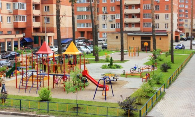 dvor-okolo-mnogoetajki