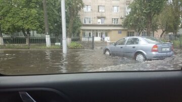 Киев ушел под воду, «авто и маршрутки плавают»: кадры погодного апокалипсиса