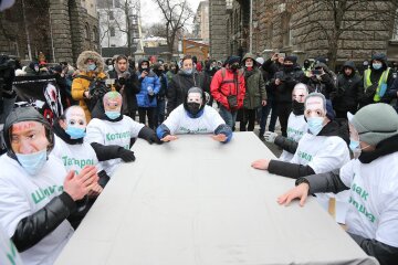 СМИ: Восемь тысяч человек протестуют под офисом Зеленского против МВФ