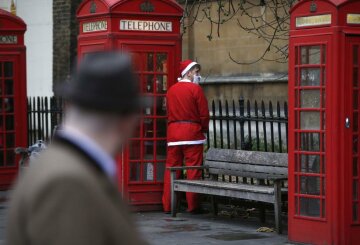 A man dressed as Santa Claus relieves himself during the Santacon event in London, Britain December 10, 2016. REUTERS/Peter Nicholls