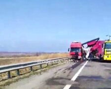 Вантажівки зіткнулися на трасі Київ-Одеса: відео масштабної ДТП
