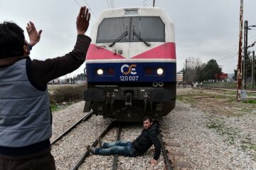 Мигранты в Греции подожгли себя, требуя открытия границы (фото)