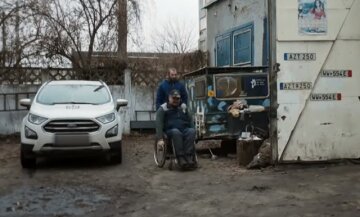 "Ми знаємо, заради чого": інвалід-візочник з неймовірною силою духу відремонтував сотні автомобілів для ЗСУ