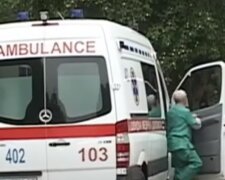 Под Одессой пьяный иностранец отправил украинку в больницу, фото: "упали со склона"