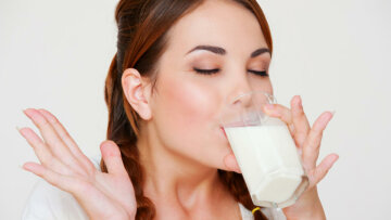 Ученые выяснили, стоит ли взрослым пить молоко
