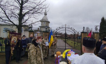 Священик УПЦ закрив єдиний храм перед полеглим героєм: відспівувати довелося перед воротами церкви, деталі