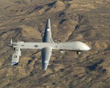 MQ-1 Predator: беспилотный летательный аппарат летит рядом с аэропортом в Южной Калифорнии