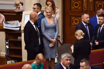«Яременко все-таки домовився»: слуга народу прийшла в Раду в прозорому міні, фото злили в мережу
