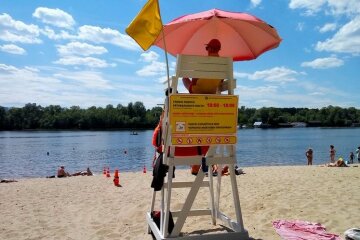Шукайте зелений прапор: киянам повідомили, на яких пляжах можна купатися