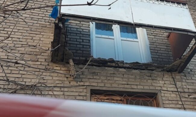 В центре Харькова рухнул балкон прямо возле подъезда: жуткие кадры