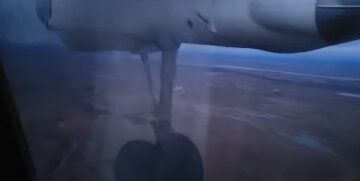 Разгерметизировался прямо в небе: пассажир российского самолета успел сделать кадры ЧП
