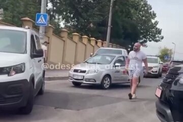 Таксист угрожал пистолетом посреди дороги: видео инцидента в Одессе